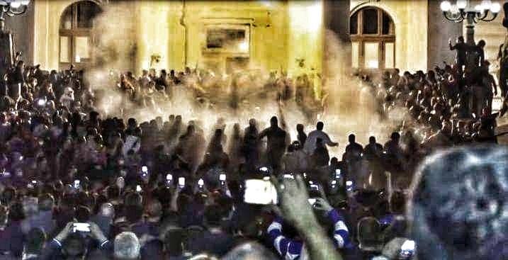 Protesty w Belgradzie. Dlaczego Serbowie zaatakowali parlament?