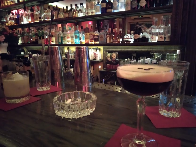 Kultura Bar w Belgradzie - po lewej idealny Cameron's Kick, po prawej - doskonałe Espresso Martini, w tle niepowtarzalny ambient!